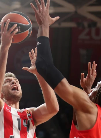 La noche de Vezenkov ayuda al Olympiacos a vencer al Bayern (71-82)