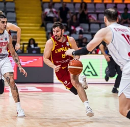 Georgia sorprende a España, 83-69