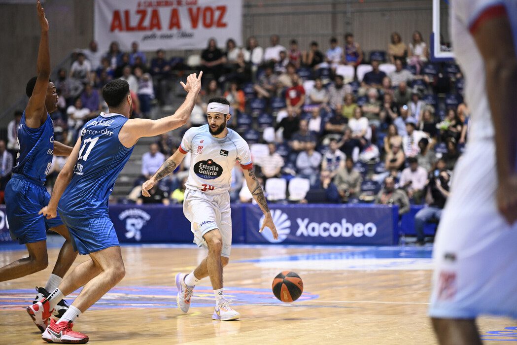 Monbus Obradoiro y Kassius Robertson cumplen con su trabajo para luchar por la décima plaza y el título de máximo anotador (102-72)