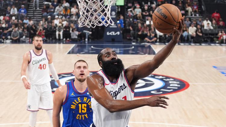 Harden supera el triple-doble de Jokic, 122-126
