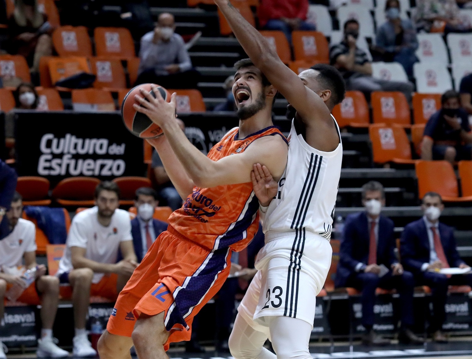 Valencia Basket saca un sufrido triunfo ante el LDLC ASVEL (65-63)