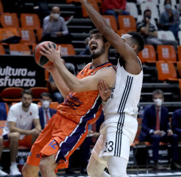 Valencia Basket saca un sufrido triunfo ante el LDLC ASVEL (65-63)