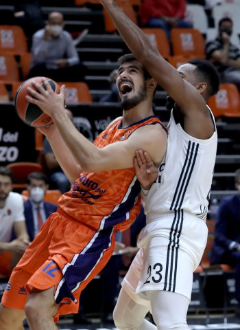 Valencia Basket saca un sufrido triunfo ante el LDLC ASVEL (65-63)