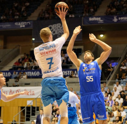 Ben Simons iguala el récord de triples del Monbus Obradoiro