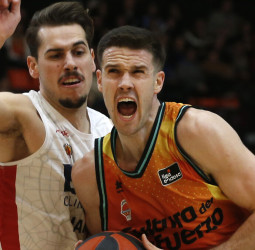 Un enrachado Valencia Basket sabe sufrir y se acerca a la Copa (103-92)