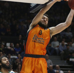 La Fonteta arde para conseguir el primer punto de semifinales (69-64)