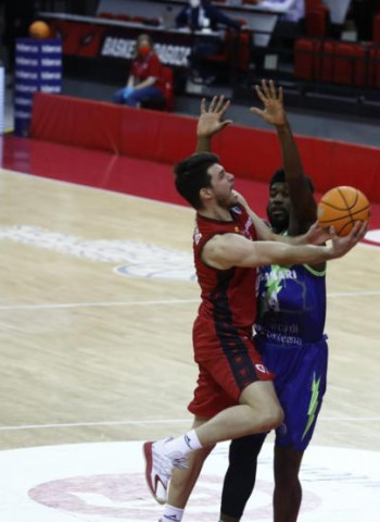 El Casademont despierta y suma una victoria crucial ante el Dinamo Sassari (105-88)
