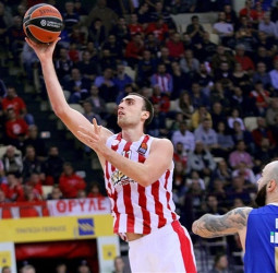 Olympiacos se aúpa al liderato tras su victoria ante el Estrella Roja (85-59)