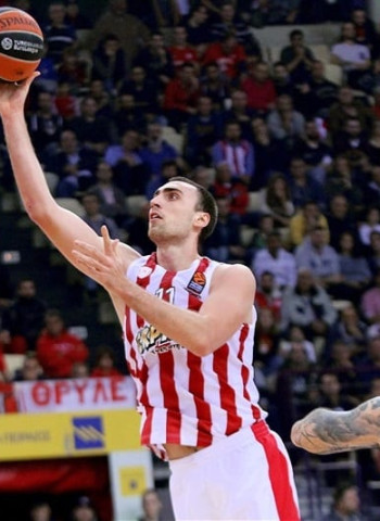 Olympiacos se aúpa al liderato tras su victoria ante el Estrella Roja (85-59)