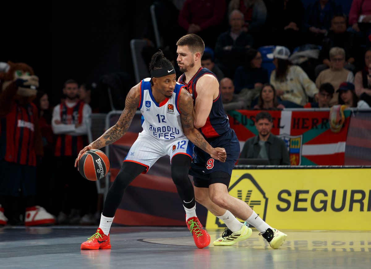 El Anadolu Efes deja sin margen de error al Baskonia, 76-97