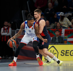 El Anadolu Efes deja sin margen de error al Baskonia, 76-97