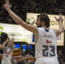 Un triple increíble de Llull tumba al líder en La Fonteta (94-95)