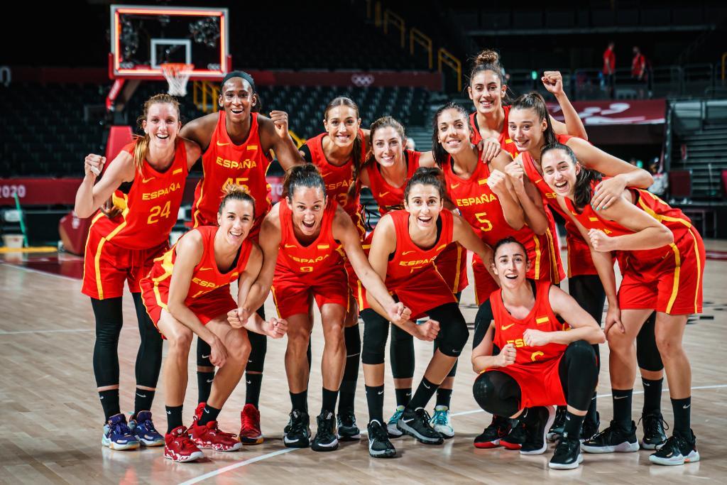 España reacciona a tiempo y logra su primer triunfo (69-73)