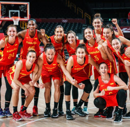 España reacciona a tiempo y logra su primer triunfo (69-73)