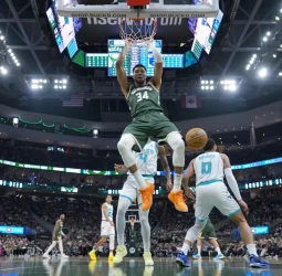 Paliza sin remedio de los Bucks sobre los Hornets