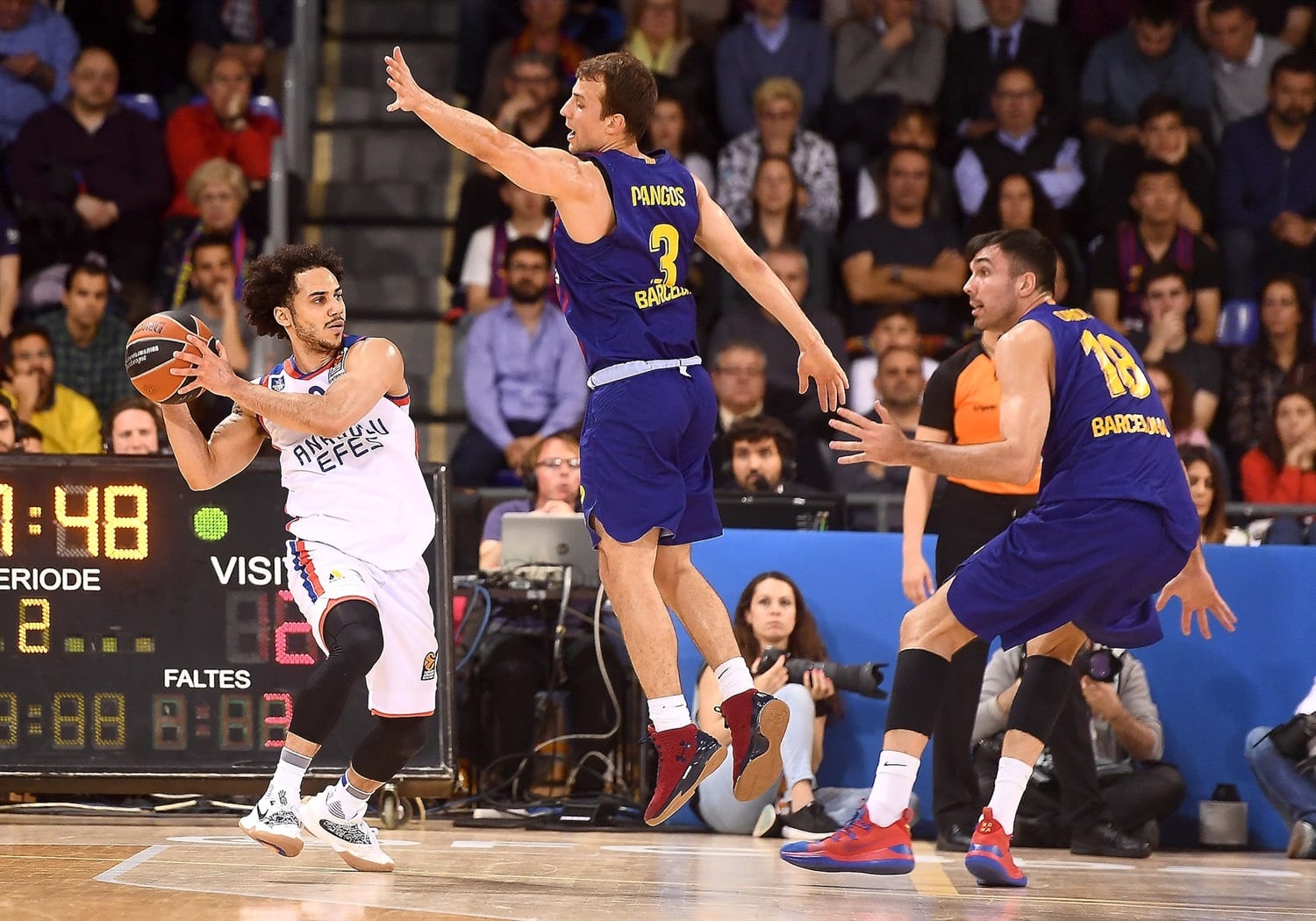 Serio correctivo del Efes al Barça, los turcos vuelven a contar con el factor campo. Larkin, excelso (68-102) [2-1]