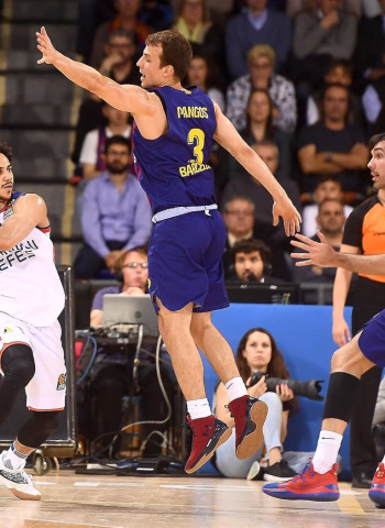 Serio correctivo del Efes al Barça, los turcos vuelven a contar con el factor campo. Larkin, excelso (68-102) [2-1]