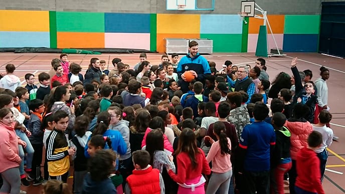 Jordan Bachynski participa en la Semana do Deporte de Burela