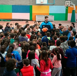 Jordan Bachynski participa en la Semana do Deporte de Burela