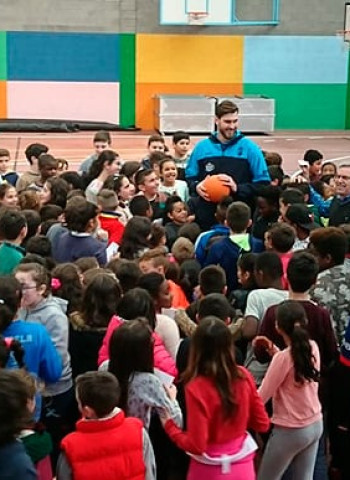Jordan Bachynski participa en la Semana do Deporte de Burela