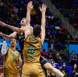 Lenovo Tenerife obligado a vaciarse para ganar al Betis (99-97)