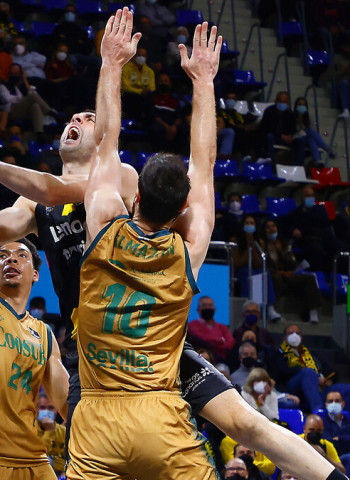 Lenovo Tenerife obligado a vaciarse para ganar al Betis (99-97)