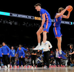 Clayton lleva a Florida a la final NCAA, 79-73