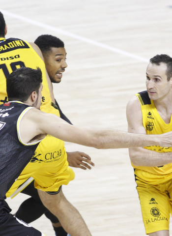 Huertas da la victoria al Iberostar Tenerife (72-74)