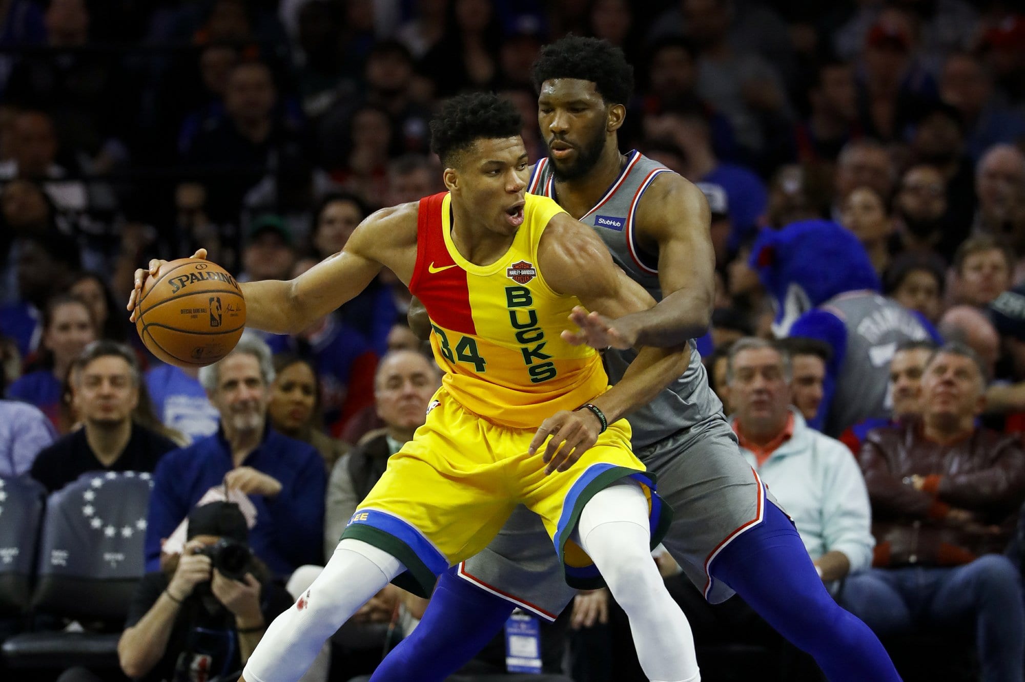 Antetokounmpo le gana la batalla a Embiid, y los Warriors sin problemas ante los Lakers