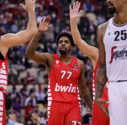 Olympiacos hace historia en una noche perfecta en el Pireo (117-71)
