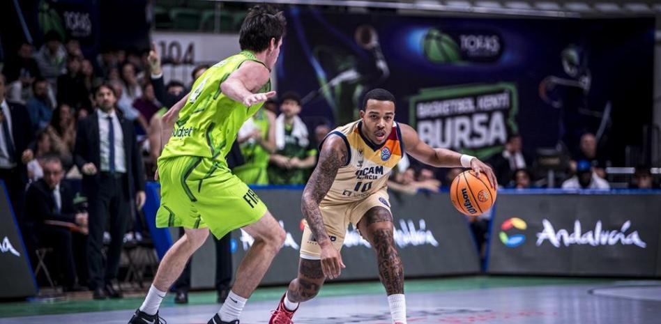El UCAM Murcia supera al Tofas en suelo turco, 75-90