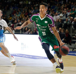 Trabajo y sacrificio del Unicaja para ganar a Monbus Obradoiro (74-63)