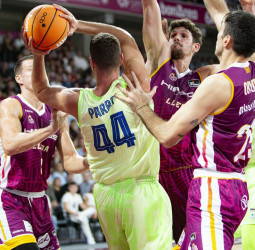 El Barça sale vivo del infierno del Barris Nord (74-78)