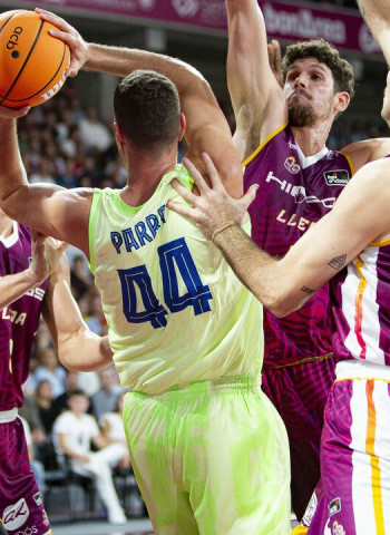 El Barça sale vivo del infierno del Barris Nord (74-78)