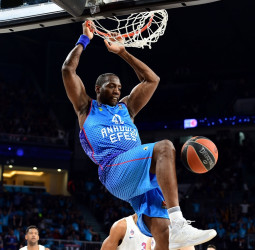 Bryant Dunston, dos años más en el Anadolu Efes