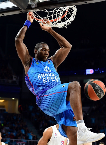 Bryant Dunston, dos años más en el Anadolu Efes