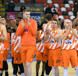 El esfuerzo titánico no fue suficiente (77-85)