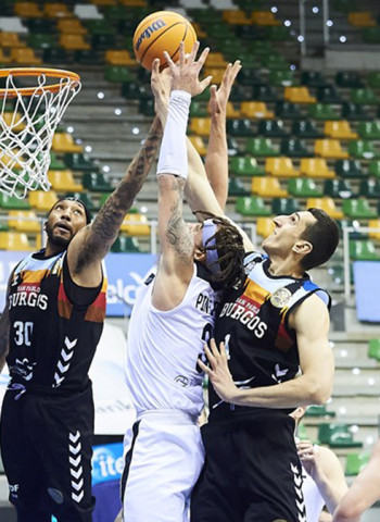 Jasiel Rivero lidera una remontada de infarto en el Coliseum (76-75)