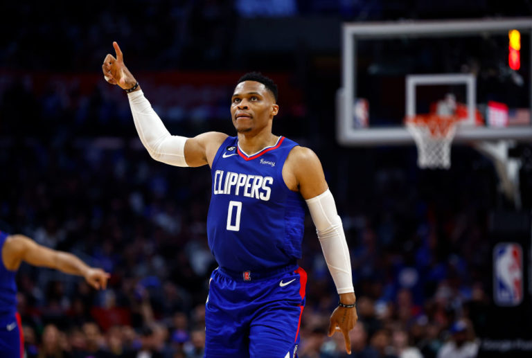Russell Westbrook apunta a los Denver Nuggets