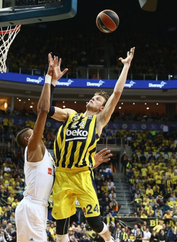 El Real Madrid tuvo la última posesión para ganar en Estambul (65-63)