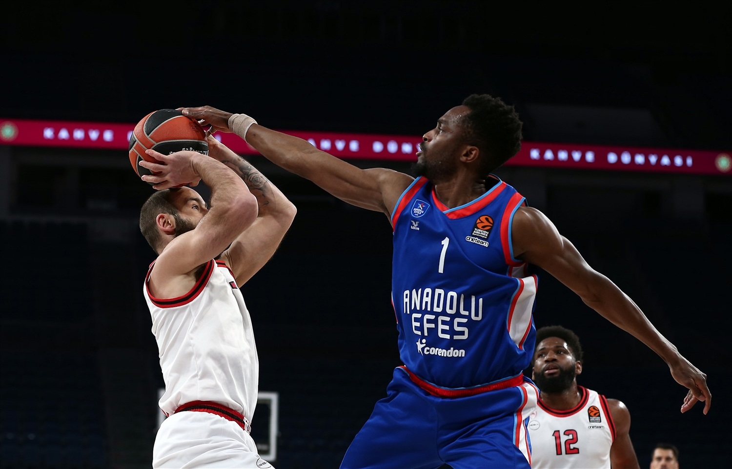 El Olympiacos se diluye ante un Anadolu Efes en franca mejoría (76-53)