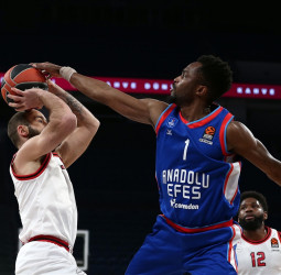 El Olympiacos se diluye ante un Anadolu Efes en franca mejoría (76-53)