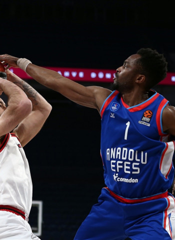 El Olympiacos se diluye ante un Anadolu Efes en franca mejoría (76-53)