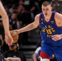 Un Jokic monumental somete a los Lakers (132-126) [1-0]