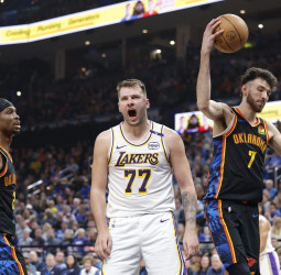 Luka Doncic y LeBron James desatan el poder de los Lakers, 126-99