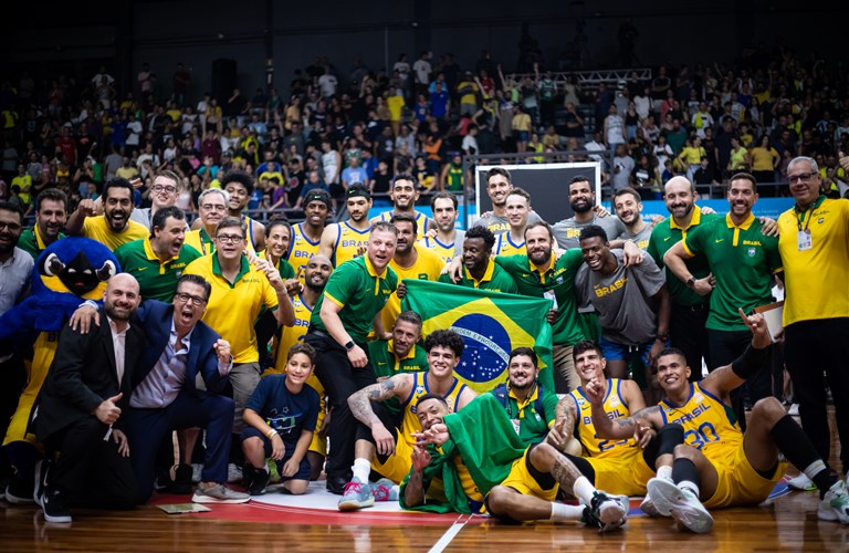 Brasil completa barrida sobre Estados Unidos y mantiene viva la racha mundialista