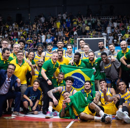 Brasil completa barrida sobre Estados Unidos y mantiene viva la racha mundialista