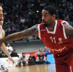 El Brose Baskets asalta el Pireo (72-77)