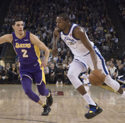 Bonito Lakers-Warriors, Westbrook lidera y Houston cae de nuevo