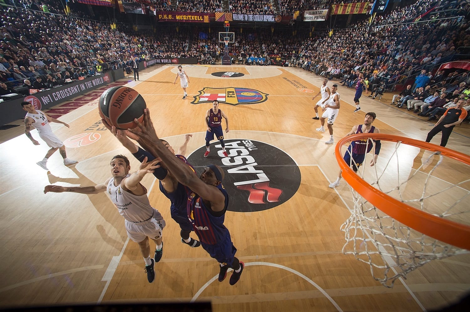El FC Barcelona alcanza el cuarto puesto de la Euroliga en un increscendo en esta fase regular (77-70)